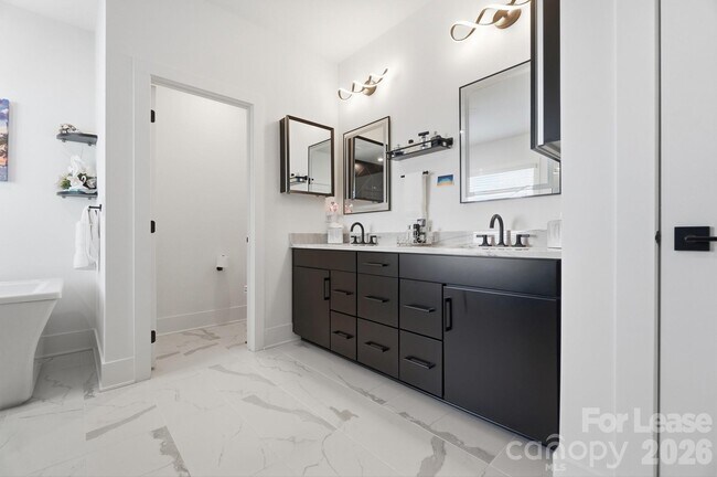 Building Photo - 5225 Glenwalk Dr