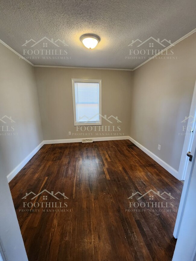 Building Photo - Charming 3-Bed Brick Rental Near Schools &...