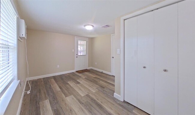 Building Photo - 706 S Blackwell St