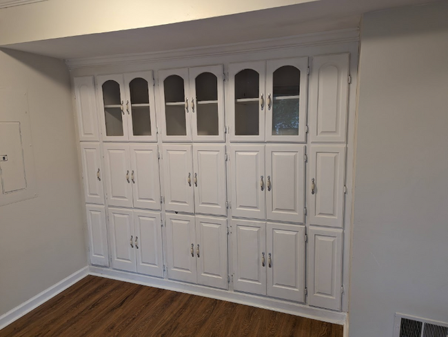 Building Photo - 485 Woodview Dr