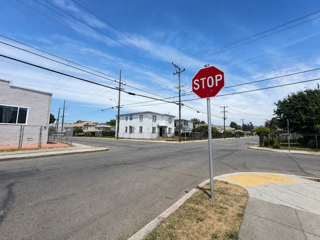 Building Photo - 1503