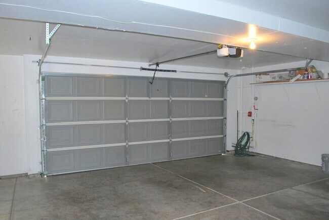 Building Photo - Sharp & Contemporary Townhouse in Beautiful Danville!