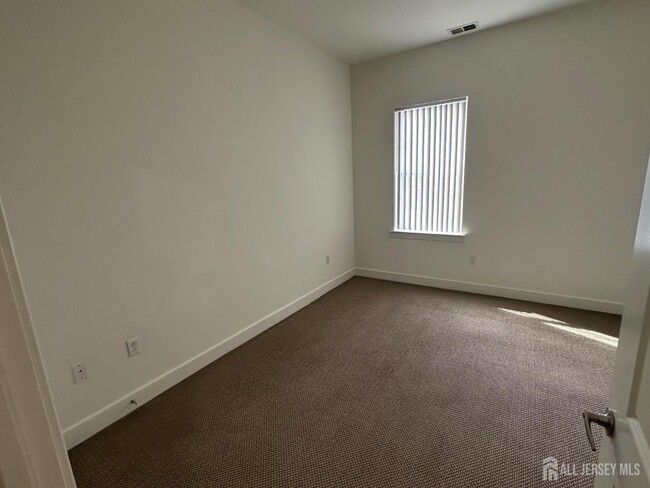 Building Photo - 88 Roosevelt Ave