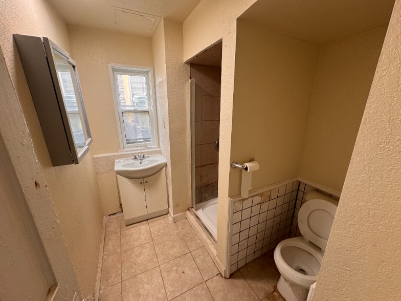 Building Photo - 2004 W Lincoln Ave