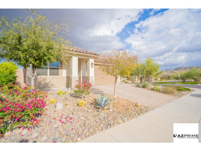 Building Photo - Stylish 3/2 Goodyear House!