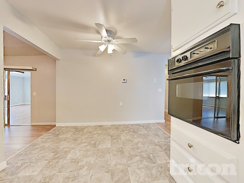 Building Photo - 402 E Pacific Ave