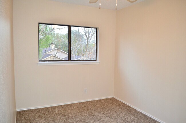 Building Photo - Beautifully updated move-in ready 3/2.5