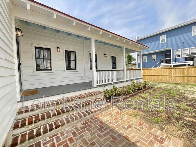 Building Photo - 5 Sheppard St