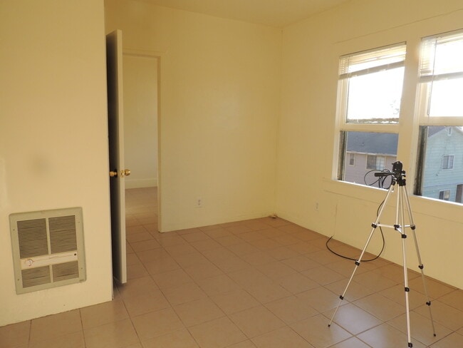 Building Photo - 532 21st St