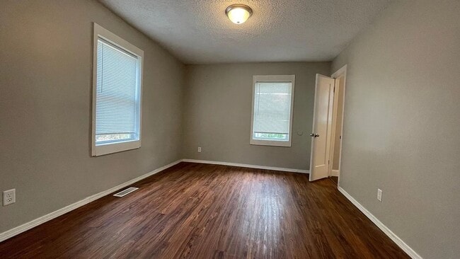 Building Photo - Updated 2 bed/1 bath home!