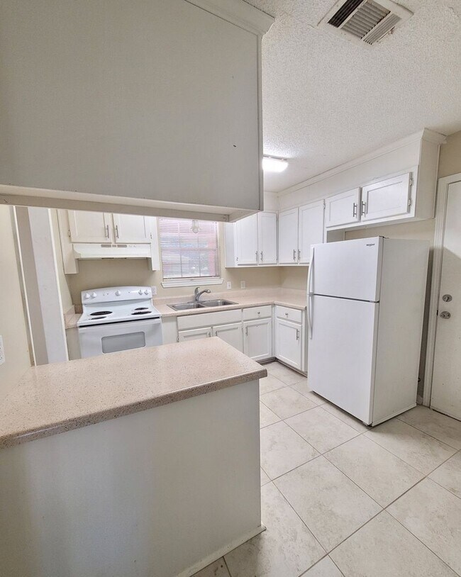 Building Photo - 6506 Colonial Dr