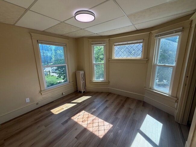 Building Photo - 611 Kellogg Ave
