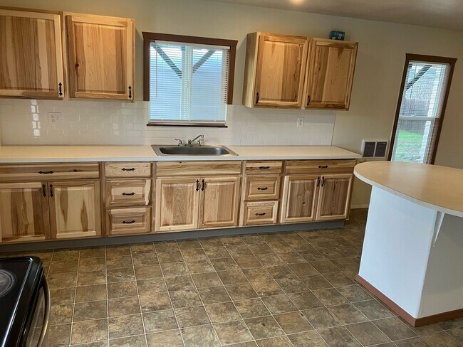 Building Photo - Welcome to this cozy spot 2 bed, 1 bath, remodeled kitchen, washer/dryer hookup, large yard, carp...