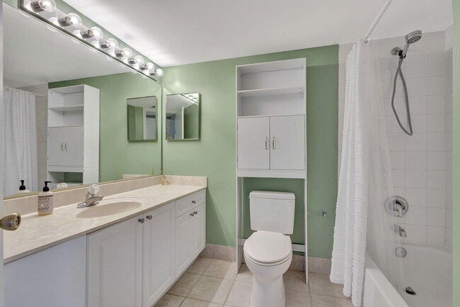 Building Photo - 600 Crestwood Ct N