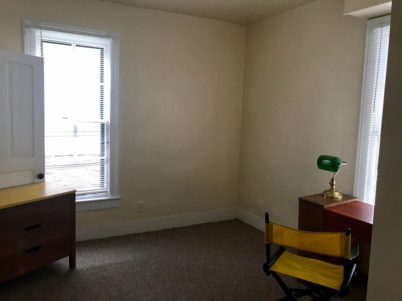 Building Photo - 533 Elizabeth St