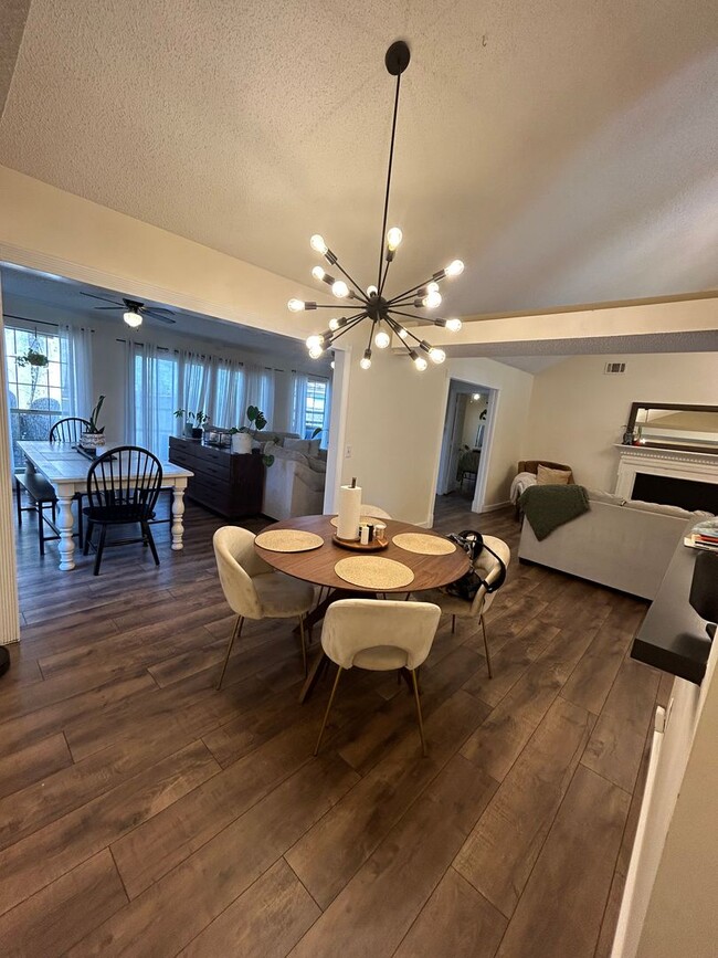 Building Photo - 4 bedroom 2 bathroom home in Hunters Chase...