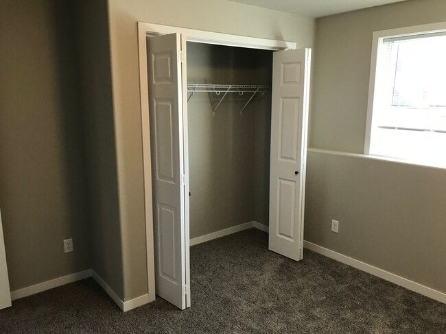 Building Photo - 4 Bed 2 Bath Single Family Home