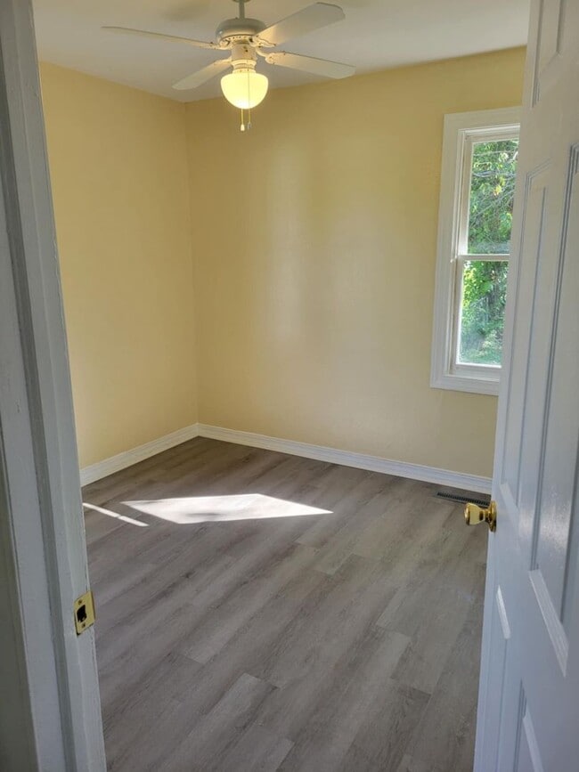 Building Photo - 4 bedroom 2 bathroom house with a basement...
