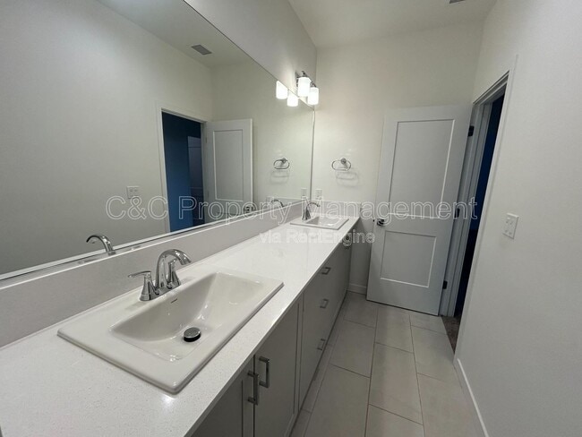 Building Photo - 711 Robert Ave