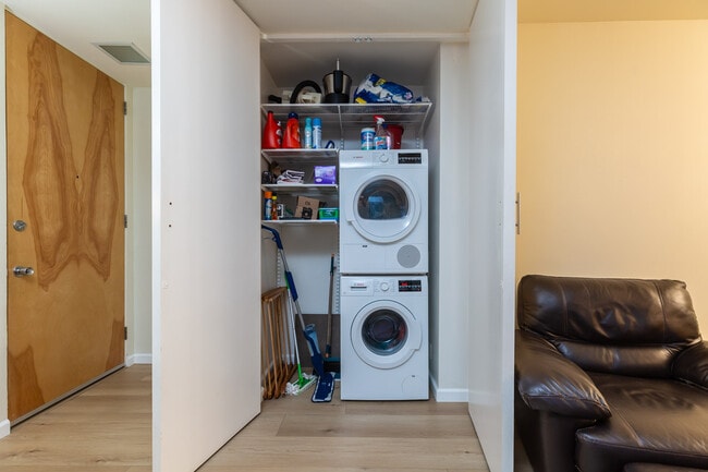 Building Photo - 3200 6th Ave