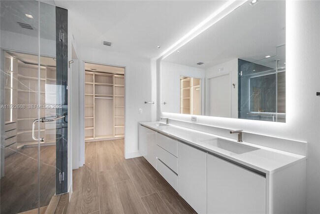 Building Photo - 700 NE 24th St