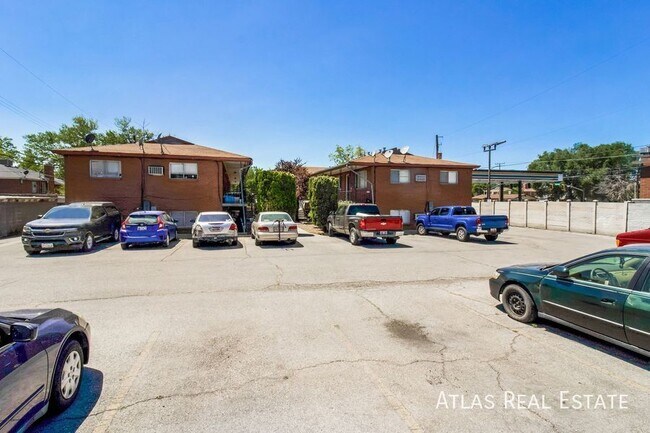 Building Photo - 1363 Emery St W