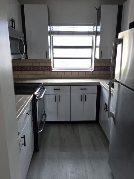 Building Photo - 18200 Mediterranean Blvd