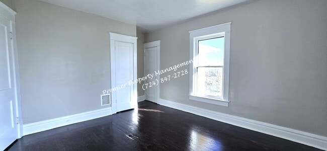 Building Photo - 922 Winslow Ave