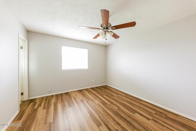 Building Photo - 3807 W Solar Dr