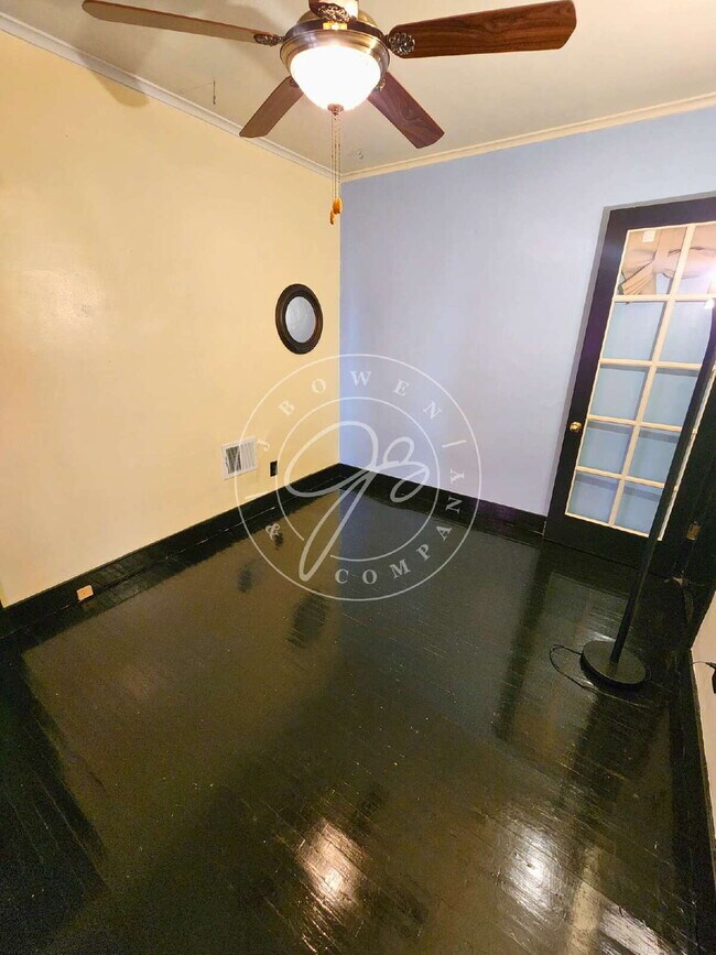 Building Photo - Adorable but unique 3+ bedrooms with bonus rooms! Fenced yard!