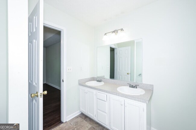 Building Photo - 3905 Saddlecreek Dr