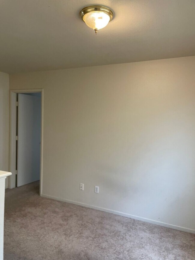 Building Photo - Move-in Ready!