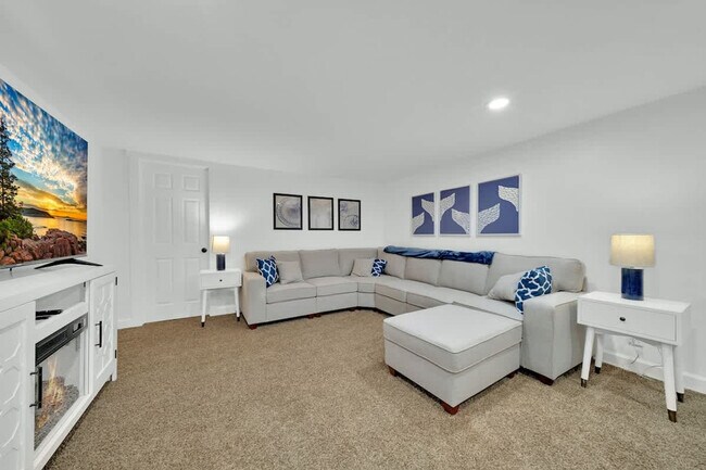 Building Photo - 5999 N Pinegrove Dr