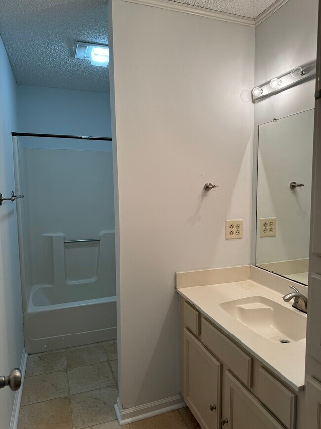 Building Photo - 350 Meadow Crossing Dr
