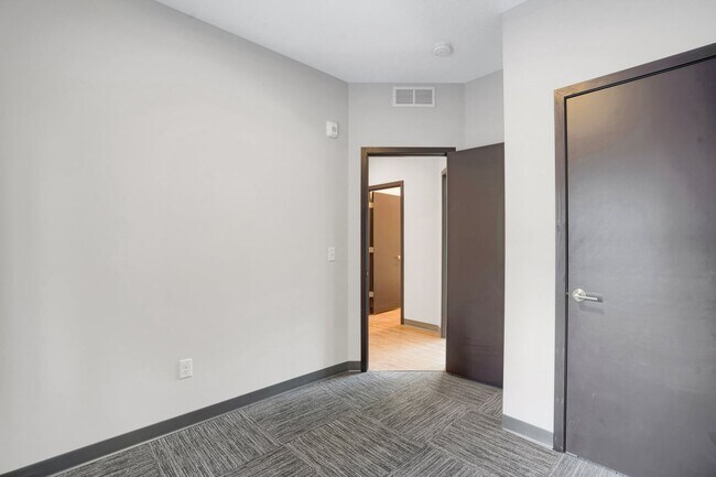 Building Photo - Spacious Brand New 8 Bed + 4 Bath near U of M!