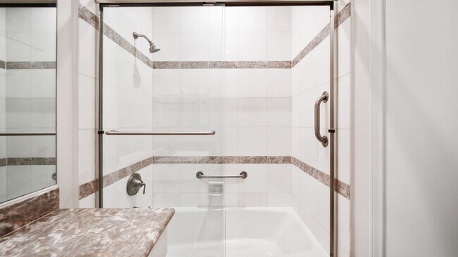 Building Photo - 2 bedroom 2.5 bathroom