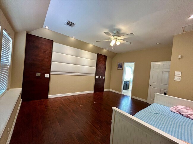 Building Photo - 5319 Lindenchase