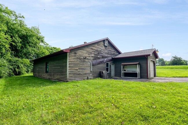 Building Photo - Cheerful 6-Bedroom Villa with fishing pond.