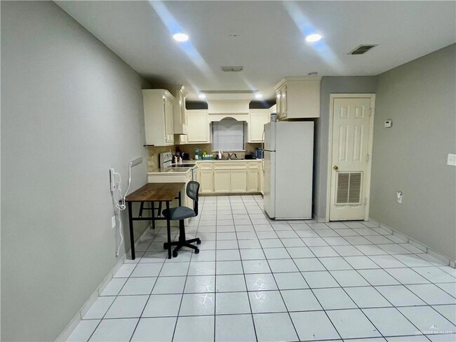 Building Photo - 144 Redwood Rd