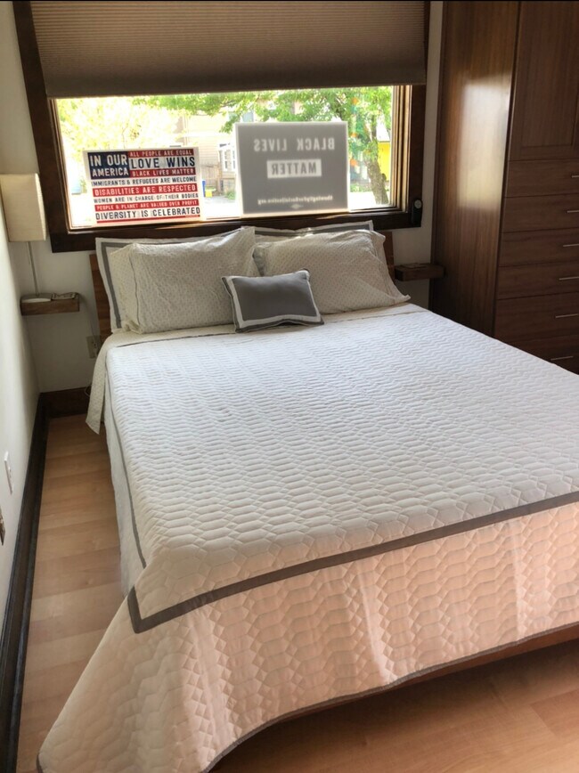 Building Photo - 4537 SE Mitchell St