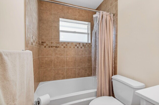 Building Photo - 301 SE 8th Ave