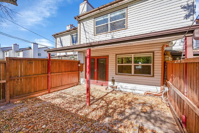 Building Photo - $2,500.00, 2-bed, 2.5 bath located in Denver.