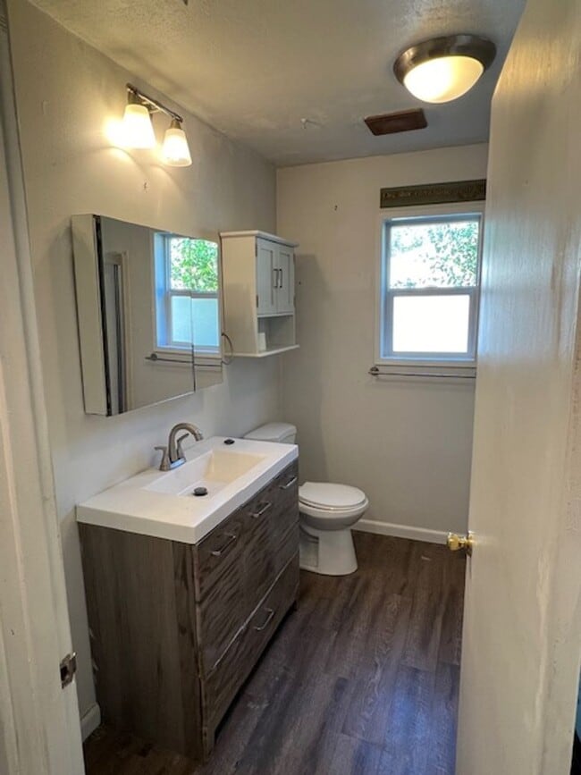 Building Photo - Charming 2 Bed 1 Bath Duplex in Downtown I...