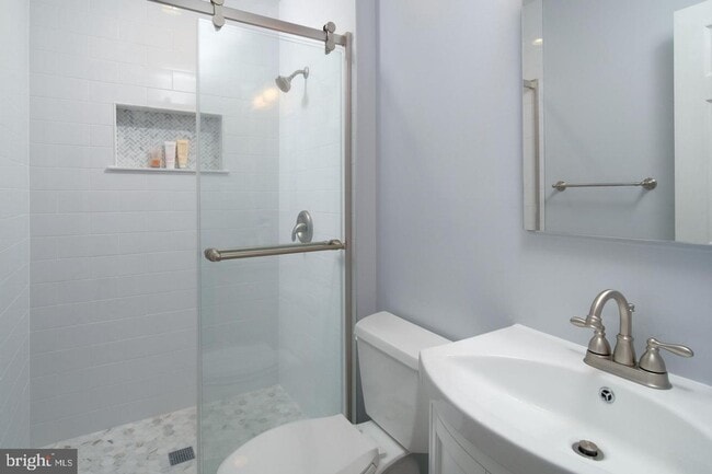 Building Photo - Charming townhome in the heart of McLean !!