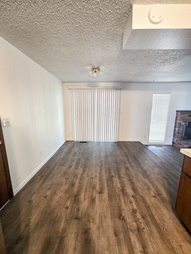 Building Photo - 11613 Pacific Ct NE