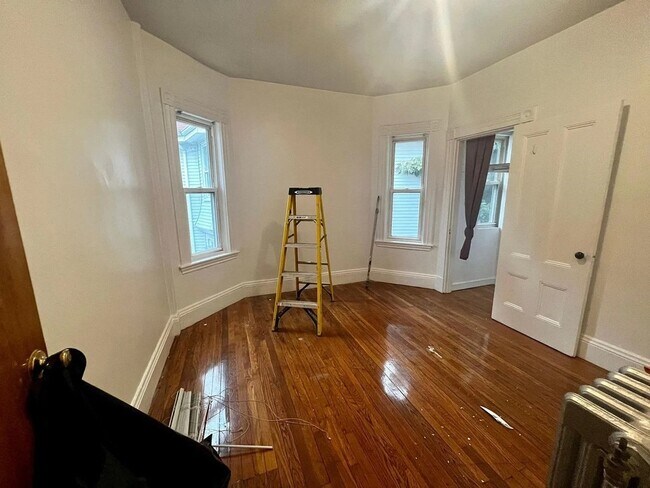 Building Photo - 57 Mozart St