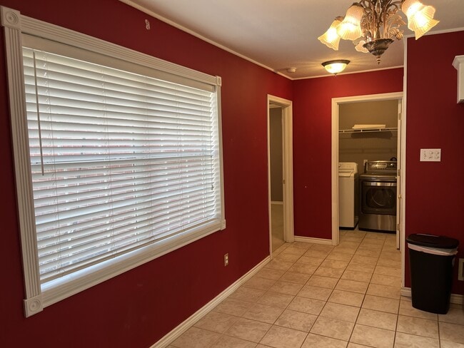 Building Photo - 302 Red Oak Ln