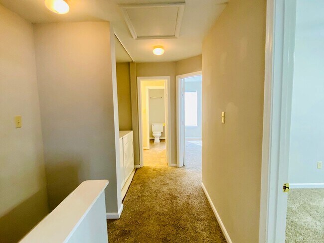 Building Photo - Adorable 3 bdrm/1.5 bath Home Located Clos...