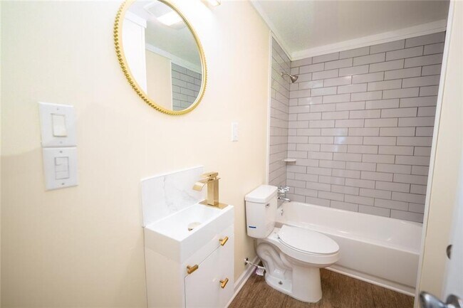 Building Photo - 114 N Julia St