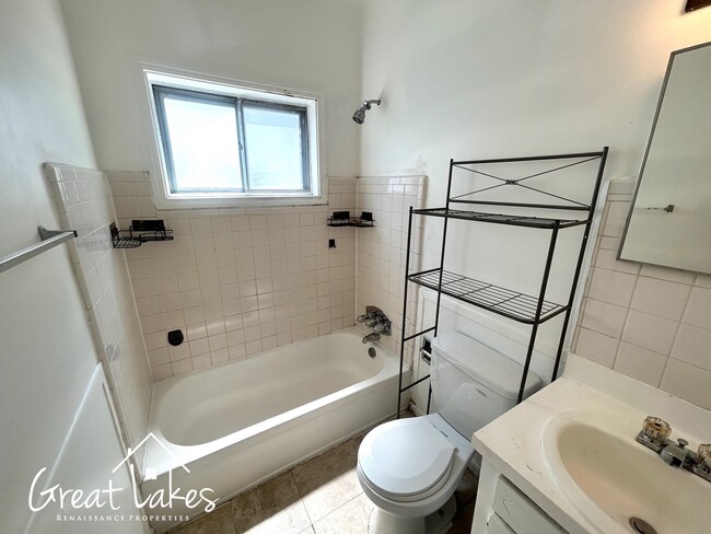 Building Photo - $200 OFF FIRST MONTH'S RENT - Beautiful 3 ...